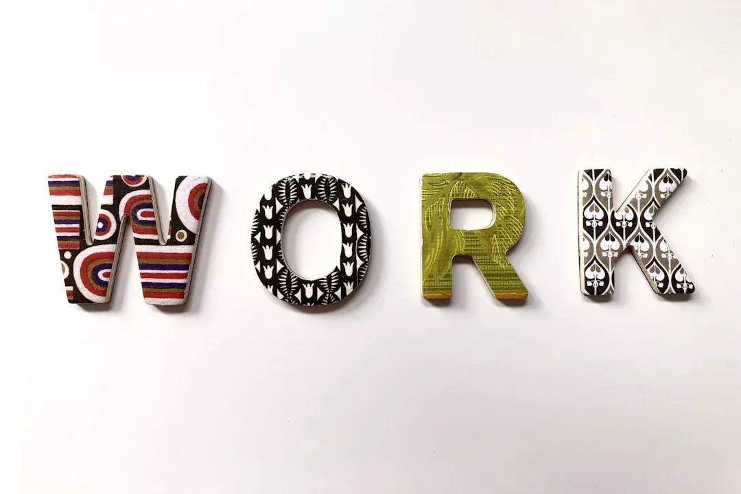 carreiras com IA ilustradas por um cérebro digital brilhante conectado a ícones de diversas profissões